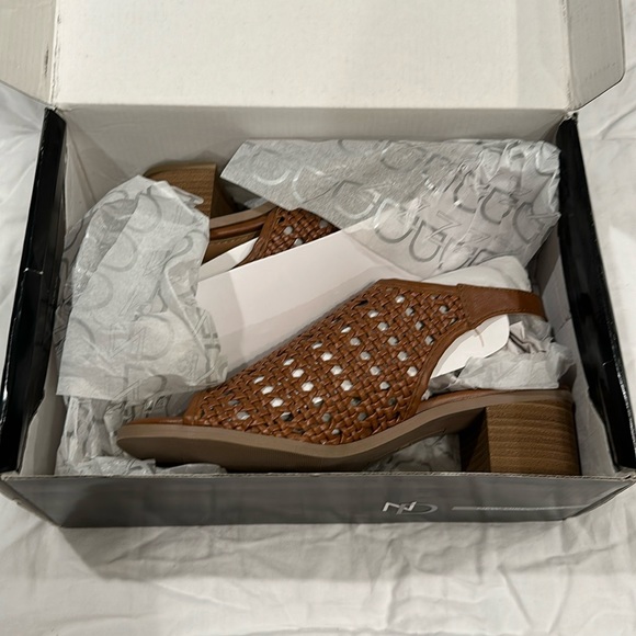 NWT! Woven Pattern Heeled Sandals - Picture 2 of 4